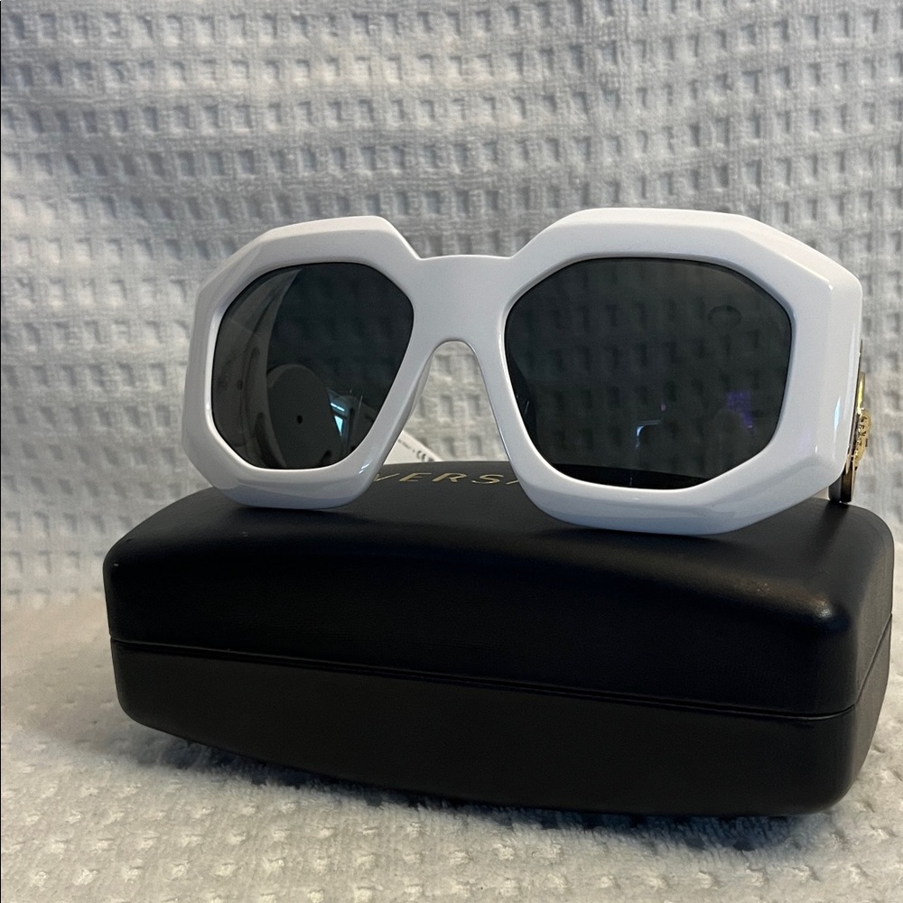 Versace White And Gold Sunglasses - Picture 6 of 11